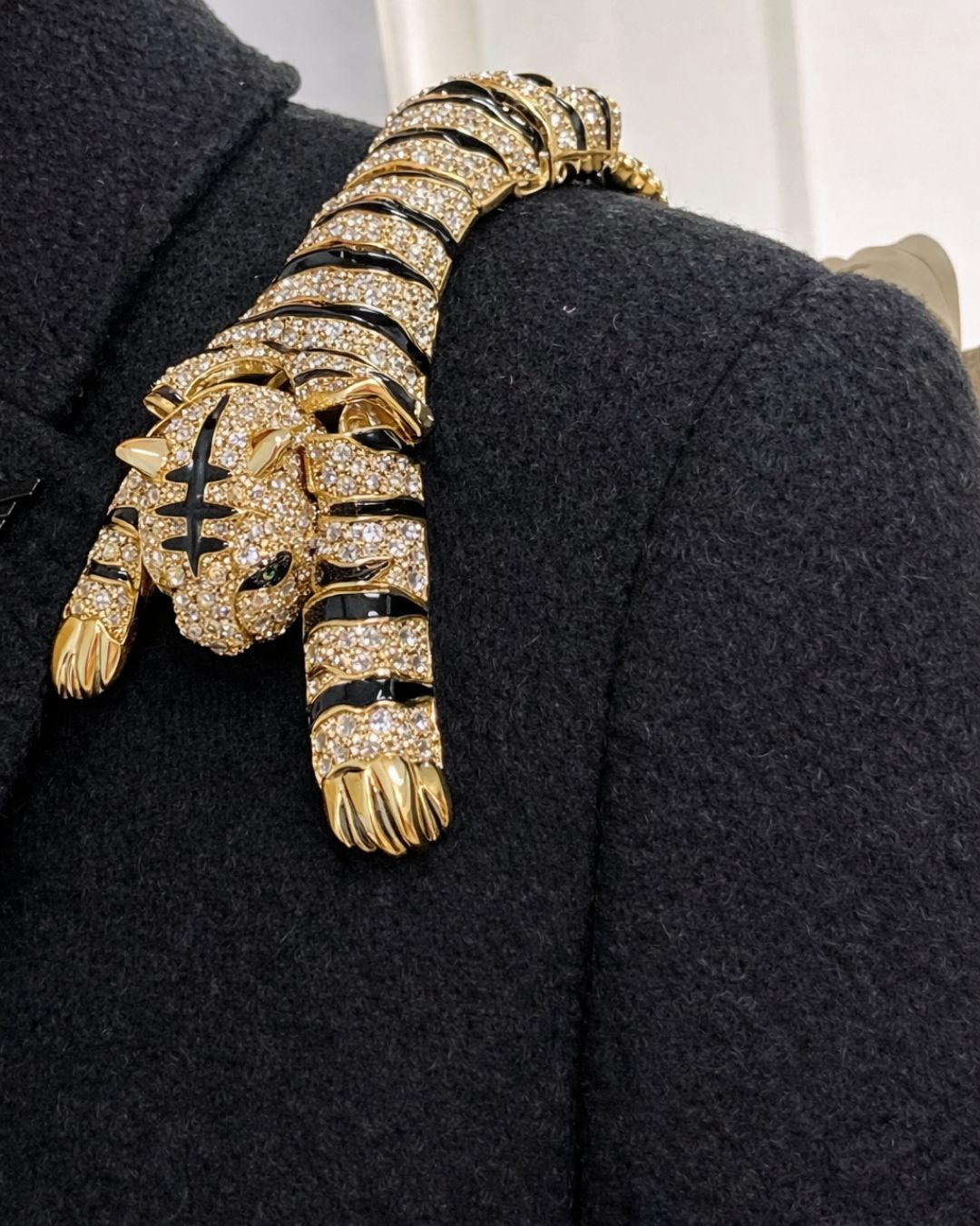 Royal Stride Tiger Shoulders Brooch
