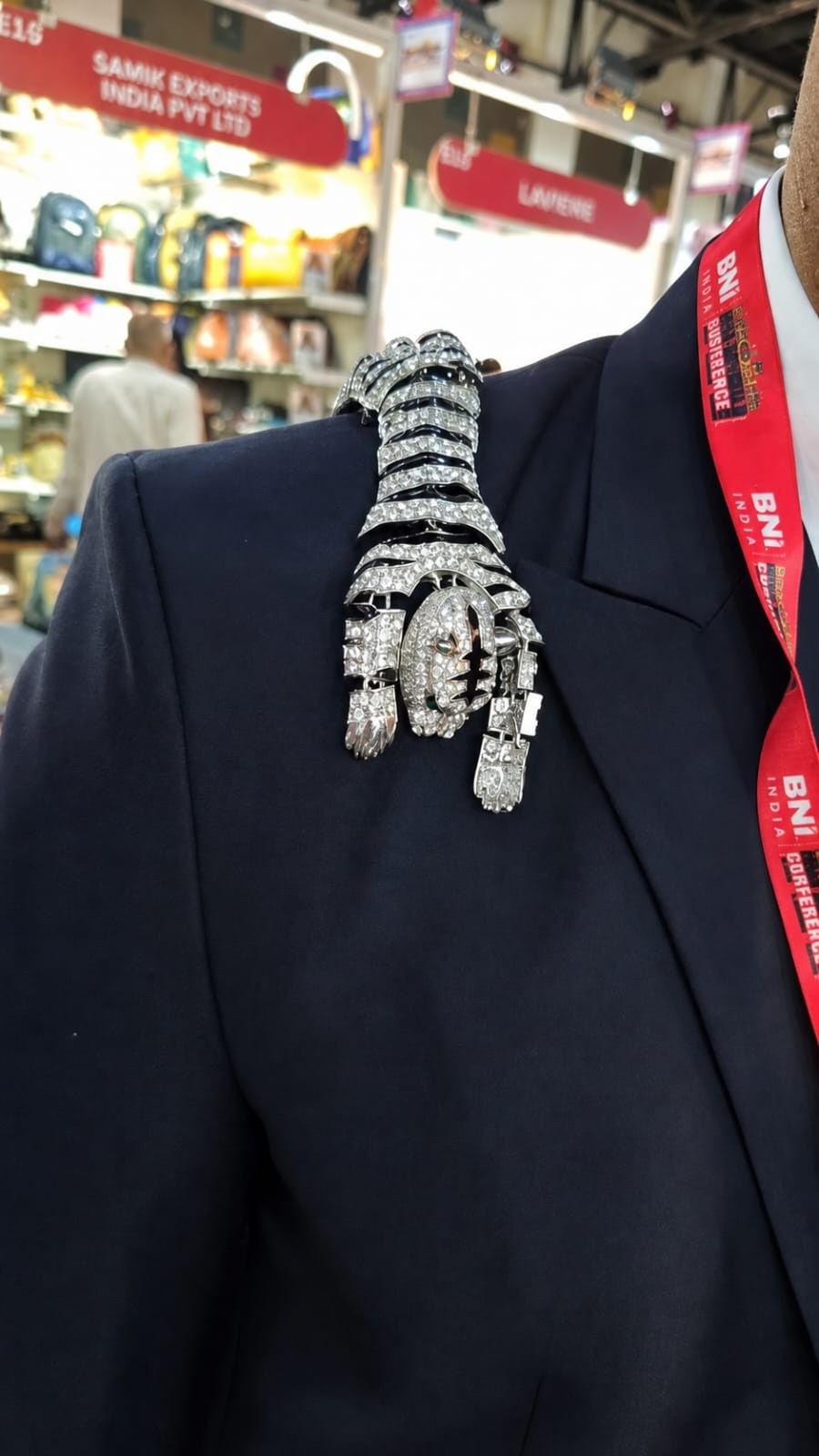 Royal Stride Tiger Shoulders Brooch